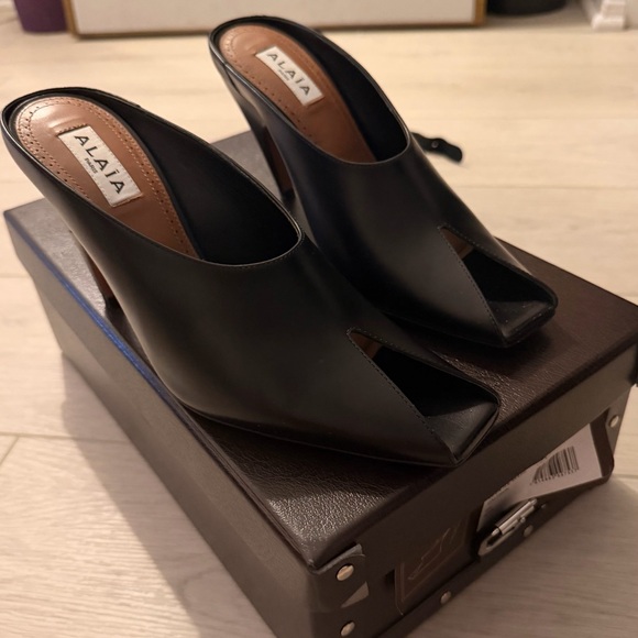 Alaia Shoes - Alaia Black Open Toe Mules Size 37